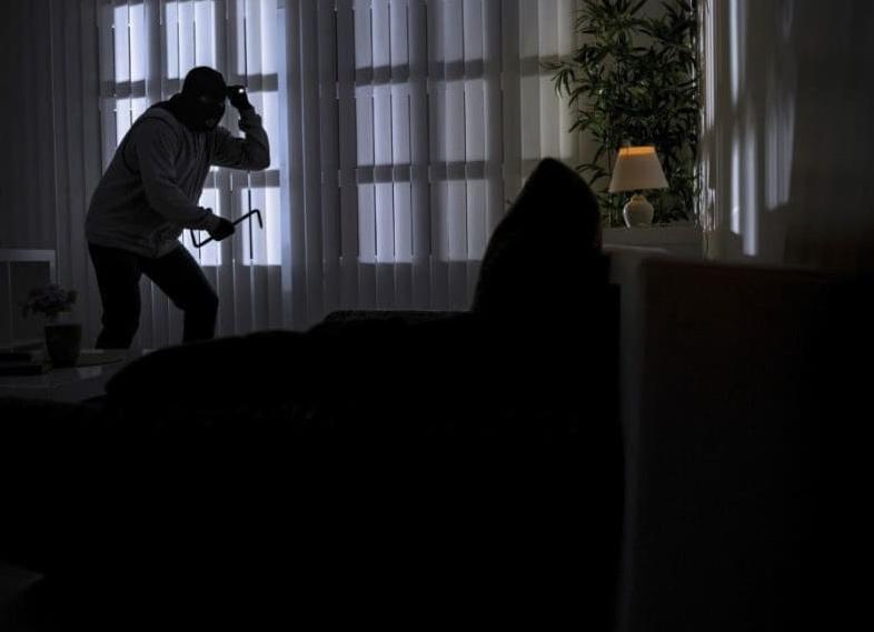 Как защитить дом от воров и грабителей в отсутствие хозяина
