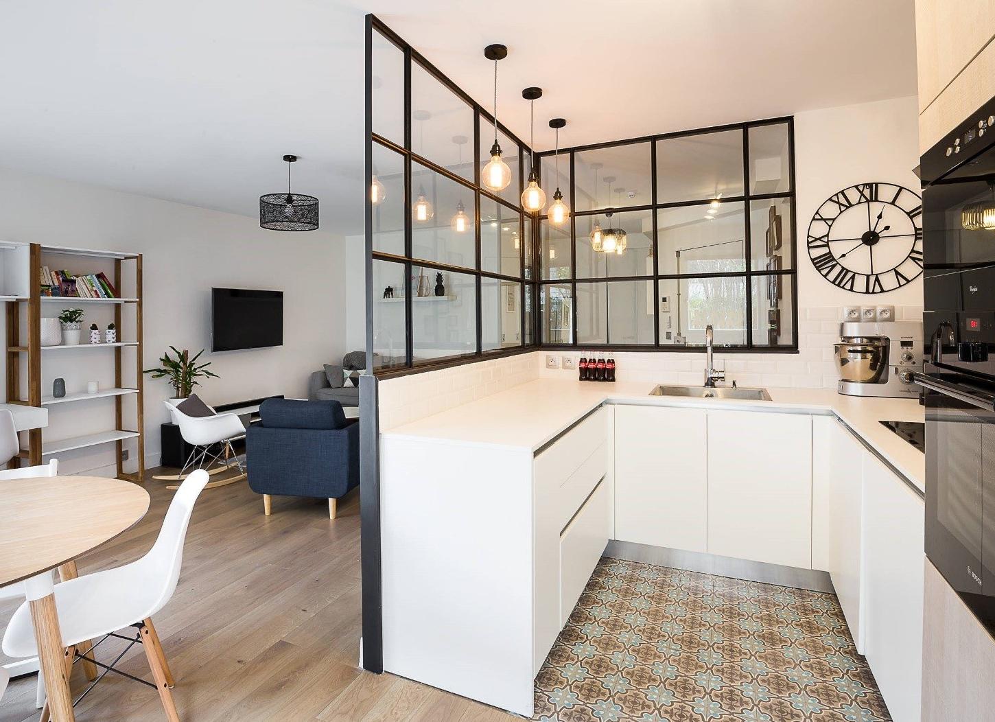 Как разделить кухню на две зоны?